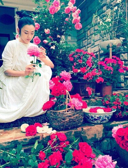 杨丽萍白裙花海起舞仙气十足 年过半百似仙女 杨丽萍白裙花海起舞仙气十足 年过半百似仙女