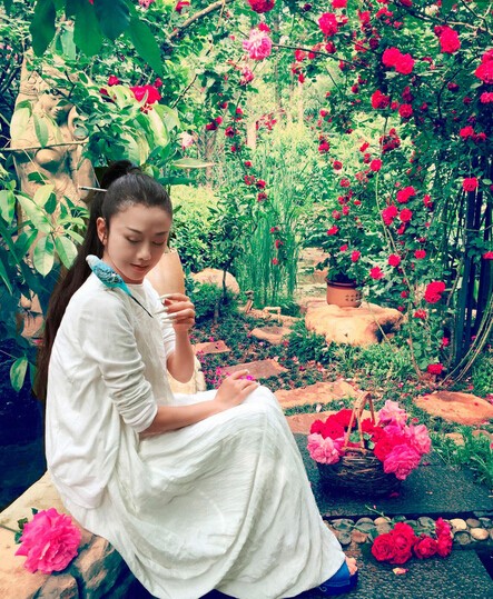 杨丽萍白裙花海起舞仙气十足 年过半百似仙女 杨丽萍白裙花海起舞仙气十足 年过半百似仙女