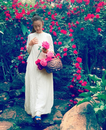 杨丽萍白裙花海起舞仙气十足 年过半百似仙女 杨丽萍白裙花海起舞仙气十足 年过半百似仙女