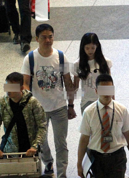 奶茶妹妹刘强东牵手同行 不顾旁观坦然自若 奶茶妹妹刘强东牵手同行 不顾旁观坦然自若