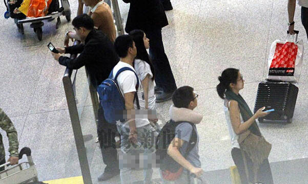 奶茶妹妹刘强东牵手同行 不顾旁观坦然自若 奶茶妹妹刘强东牵手同行 不顾旁观坦然自若