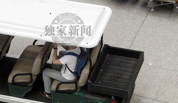 奶茶妹妹刘强东牵手同行 不顾旁观坦然自若 奶茶妹妹刘强东牵手同行 不顾旁观坦然自若