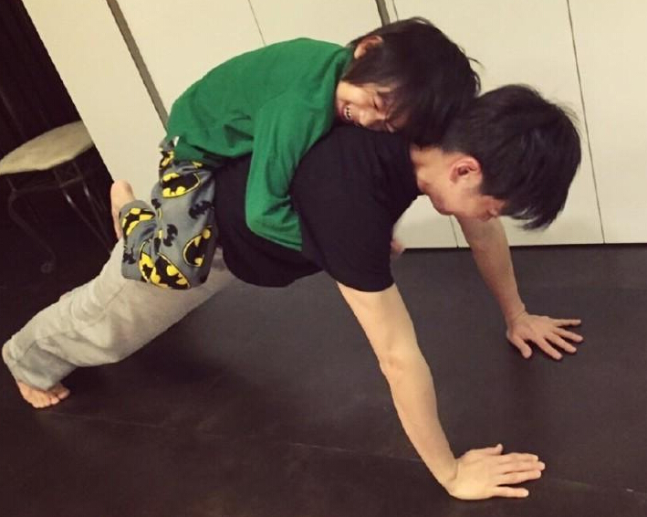 林志颖做俯卧Kimi搞破坏 两帅哥假日亲密玩耍 林志颖做俯卧Kimi搞破坏 两帅哥假日亲密玩耍