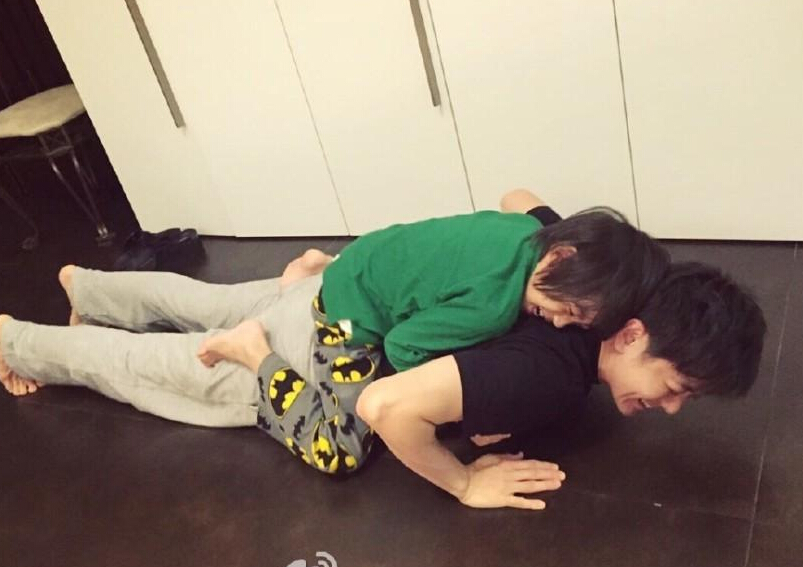 林志颖做俯卧Kimi搞破坏 两帅哥假日亲密玩耍 林志颖做俯卧Kimi搞破坏 两帅哥假日亲密玩耍