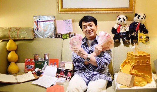 成龙生日礼物现金随便晒 坐沙发数钱心情赞 成龙生日礼物现金随便晒 坐沙发数钱心情赞