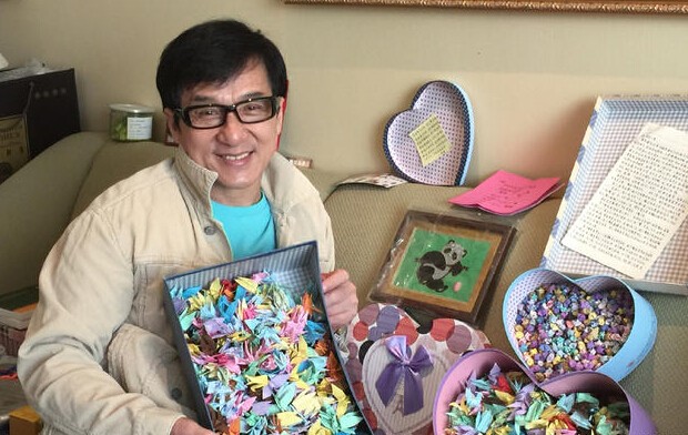 成龙生日礼物现金随便晒 坐沙发数钱心情赞 成龙生日礼物现金随便晒 坐沙发数钱心情赞