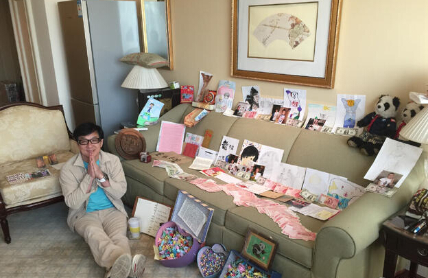 成龙生日礼物现金随便晒 坐沙发数钱心情赞 成龙生日礼物现金随便晒 坐沙发数钱心情赞