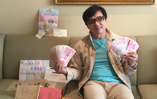 成龙生日礼物现金随便晒 坐沙发数钱心情赞 成龙生日礼物现金随便晒 坐沙发数钱心情赞