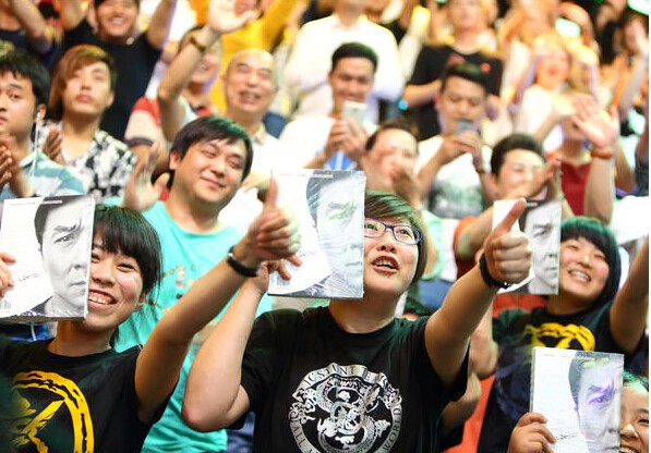 成龙生日礼物现金随便晒 坐沙发数钱心情赞 成龙生日礼物现金随便晒 坐沙发数钱心情赞