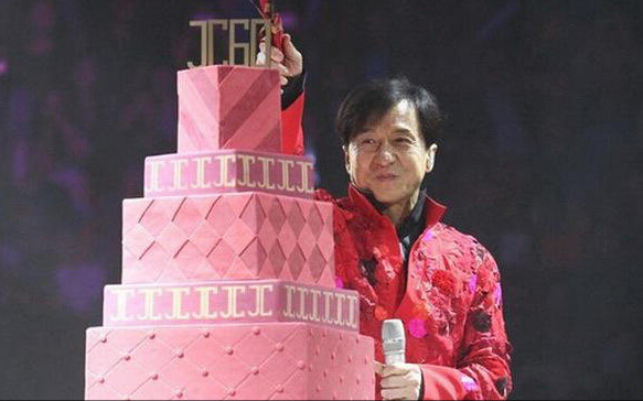 成龙生日礼物现金随便晒 坐沙发数钱心情赞 成龙生日礼物现金随便晒 坐沙发数钱心情赞