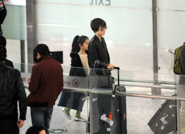 马伊琍带大女儿逛街 爱马长高帮妈妈分担 马伊琍带大女儿逛街 爱马长高帮妈妈分担