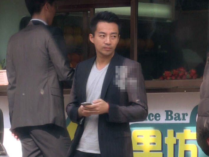 汪小菲与友人散步表情严肃 职业装不见往日风采 汪小菲与友人散步表情严肃 职业装不见往日风采