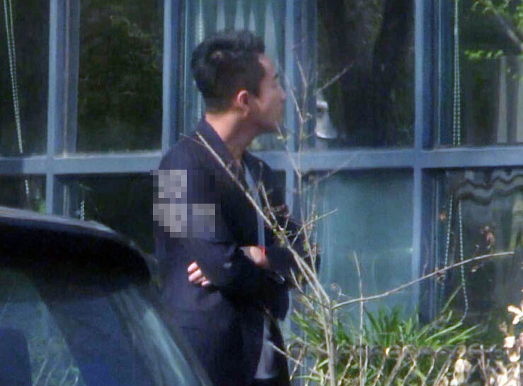 汪小菲与友人散步表情严肃 职业装不见往日风采 汪小菲与友人散步表情严肃 职业装不见往日风采