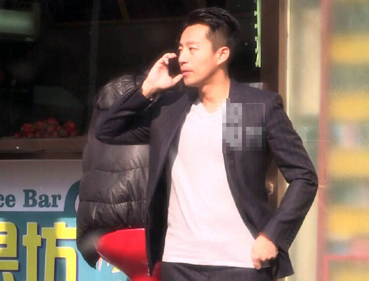 汪小菲与友人散步表情严肃 职业装不见往日风采 汪小菲与友人散步表情严肃 职业装不见往日风采