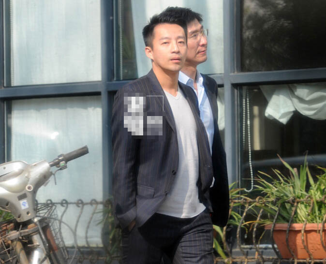 汪小菲与友人散步表情严肃 职业装不见往日风采 汪小菲与友人散步表情严肃 职业装不见往日风采