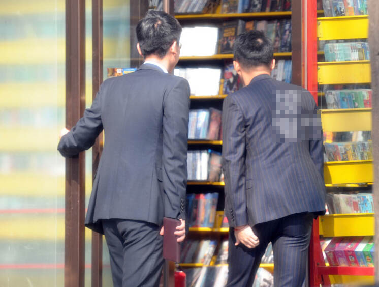 汪小菲与友人散步表情严肃 职业装不见往日风采 汪小菲与友人散步表情严肃 职业装不见往日风采