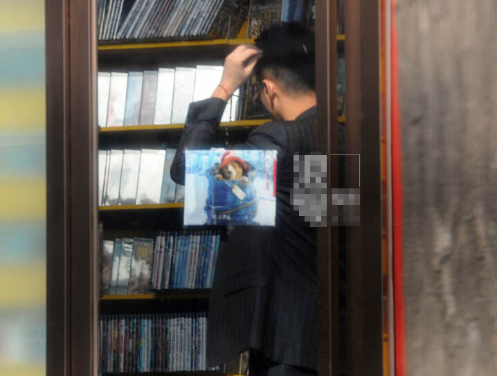 汪小菲与友人散步表情严肃 职业装不见往日风采 汪小菲与友人散步表情严肃 职业装不见往日风采