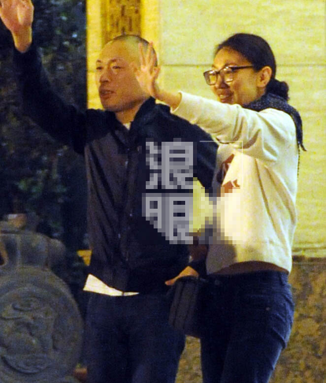 冯小刚韩庚夜晚密会吃饭 疑似洽谈新作品 冯小刚韩庚夜晚密会吃饭 疑似洽谈新作品