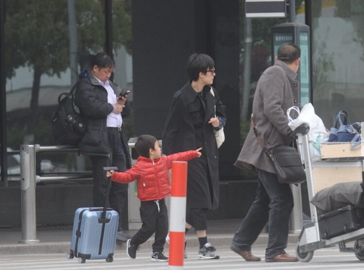孙俪时尚着装带儿子拉风出行 等等乖巧自己拉箱子 孙俪时尚着装带儿子拉风出行 等等乖巧自己拉箱子