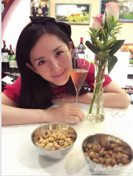 谢娜34岁生日会张杰示爱:最好的爱都给你! 谢娜34岁生日会张杰示爱:最好的爱都给你!