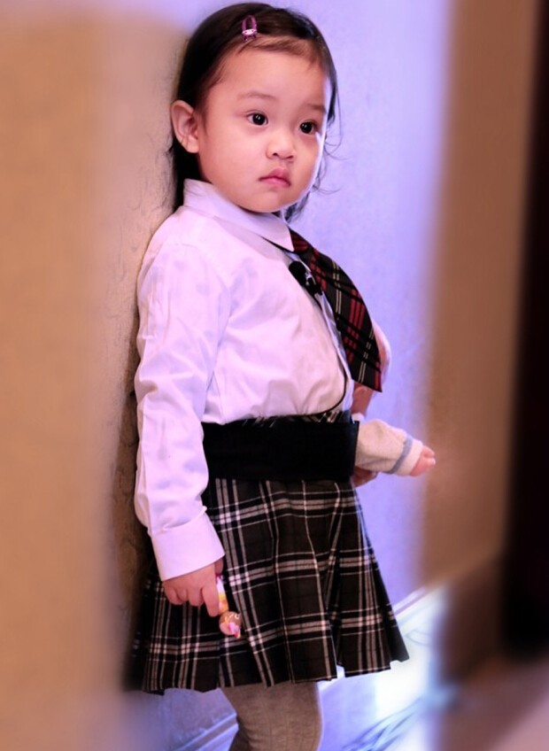 甜馨校服萌图曝光 摆POSE似小大人 甜馨校服萌图曝光 摆POSE似小大人