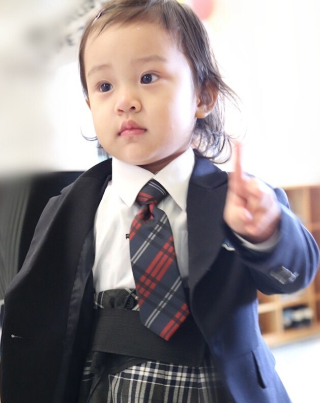 甜馨校服萌图曝光 摆POSE似小大人 甜馨校服萌图曝光 摆POSE似小大人