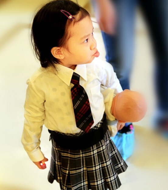 甜馨校服萌图曝光 摆POSE似小大人 甜馨校服萌图曝光 摆POSE似小大人