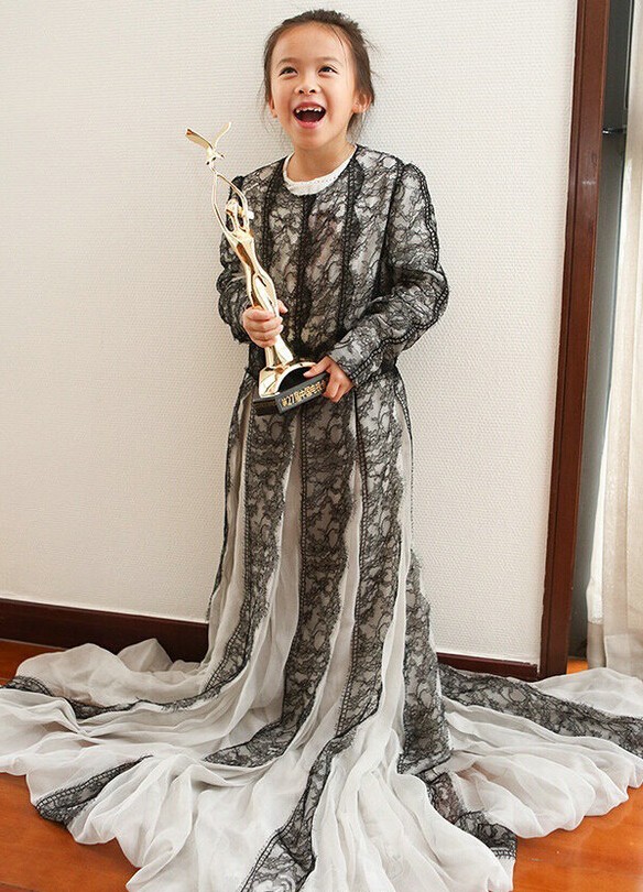 刘涛女儿穿妈妈礼服玩奖杯 眉目清秀神似妈妈 刘涛女儿穿妈妈礼服玩奖杯 眉目清秀神似妈妈