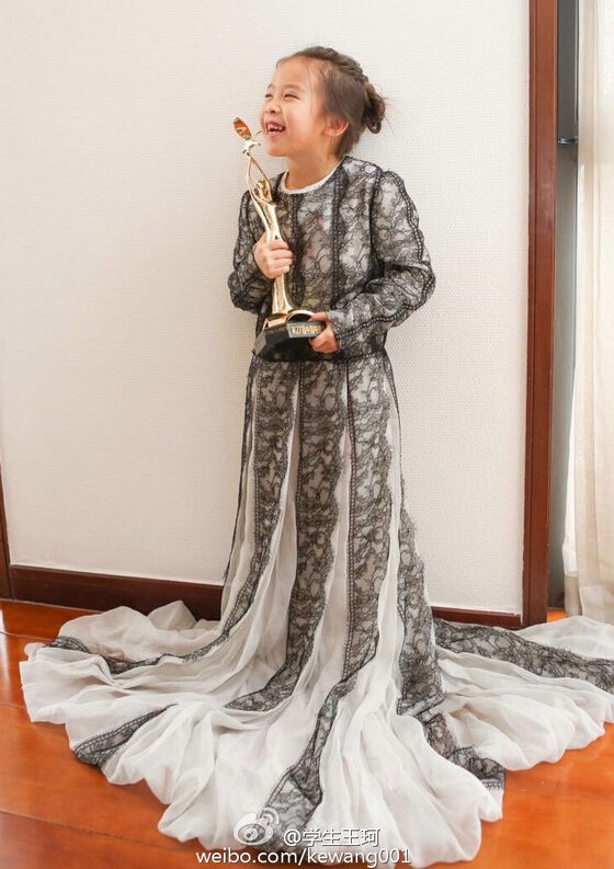 刘涛女儿穿妈妈礼服玩奖杯 眉目清秀神似妈妈 刘涛女儿穿妈妈礼服玩奖杯 眉目清秀神似妈妈