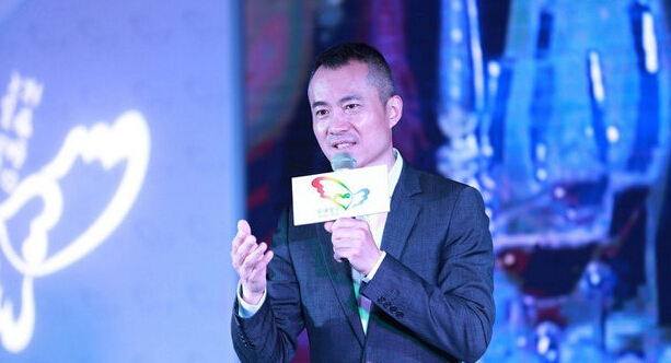 邱启明“打人门”后首亮相 黄奕有心事强装笑脸 邱启明“打人门”后首亮相 黄奕有心事强装笑脸