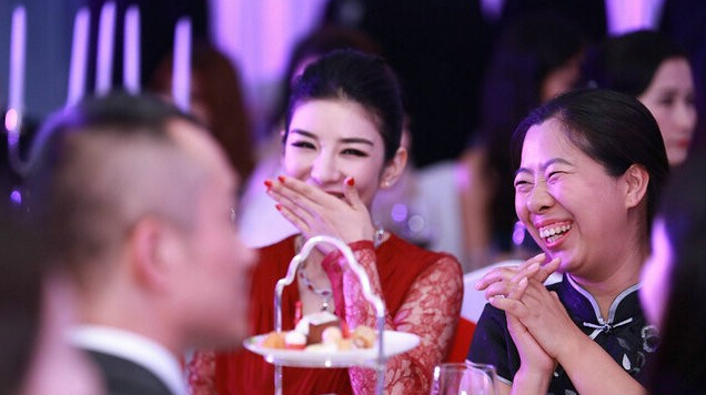 邱启明“打人门”后首亮相 黄奕有心事强装笑脸 邱启明“打人门”后首亮相 黄奕有心事强装笑脸