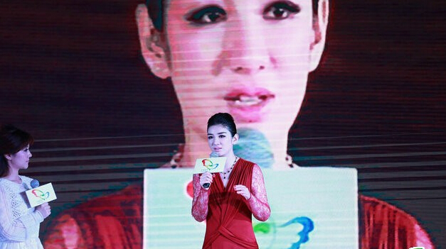 邱启明“打人门”后首亮相 黄奕有心事强装笑脸 邱启明“打人门”后首亮相 黄奕有心事强装笑脸