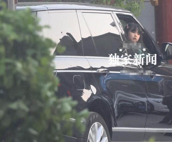 李湘带女儿高冷范儿 王诗龄跟妈妈穿情侣小短裙 李湘带女儿高冷范儿 王诗龄跟妈妈穿情侣小短裙