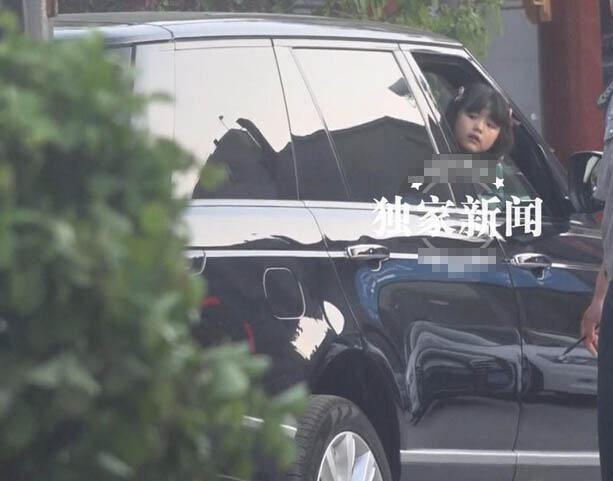 李湘带女儿高冷范儿 王诗龄跟妈妈穿情侣小短裙 李湘带女儿高冷范儿 王诗龄跟妈妈穿情侣小短裙