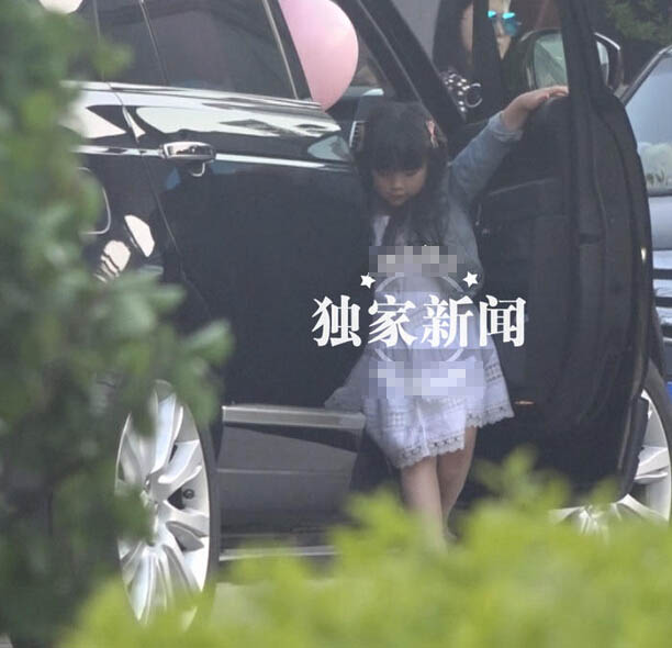 李湘带女儿高冷范儿 王诗龄跟妈妈穿情侣小短裙 李湘带女儿高冷范儿 王诗龄跟妈妈穿情侣小短裙