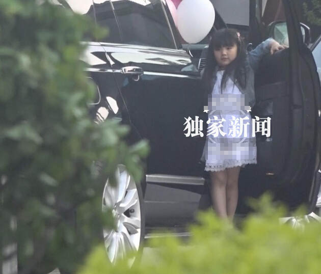 李湘带女儿高冷范儿 王诗龄跟妈妈穿情侣小短裙 李湘带女儿高冷范儿 王诗龄跟妈妈穿情侣小短裙