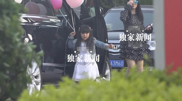 李湘带女儿高冷范儿 王诗龄跟妈妈穿情侣小短裙 李湘带女儿高冷范儿 王诗龄跟妈妈穿情侣小短裙