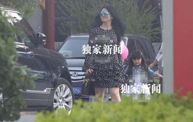 李湘带女儿高冷范儿 王诗龄跟妈妈穿情侣小短裙 李湘带女儿高冷范儿 王诗龄跟妈妈穿情侣小短裙