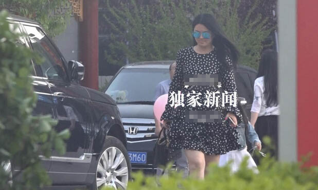 李湘带女儿高冷范儿 王诗龄跟妈妈穿情侣小短裙 李湘带女儿高冷范儿 王诗龄跟妈妈穿情侣小短裙