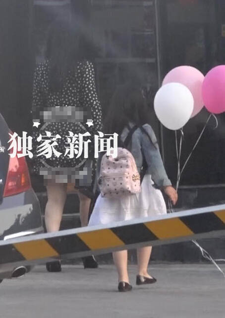 李湘带女儿高冷范儿 王诗龄跟妈妈穿情侣小短裙 李湘带女儿高冷范儿 王诗龄跟妈妈穿情侣小短裙
