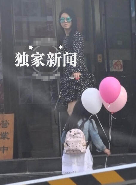 李湘带女儿高冷范儿 王诗龄跟妈妈穿情侣小短裙 李湘带女儿高冷范儿 王诗龄跟妈妈穿情侣小短裙