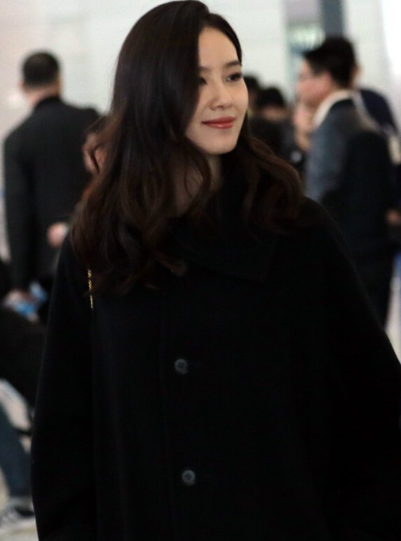 刘诗诗婚后变大气 端庄与粉丝亲切合影 刘诗诗婚后变大气 端庄与粉丝亲切合影