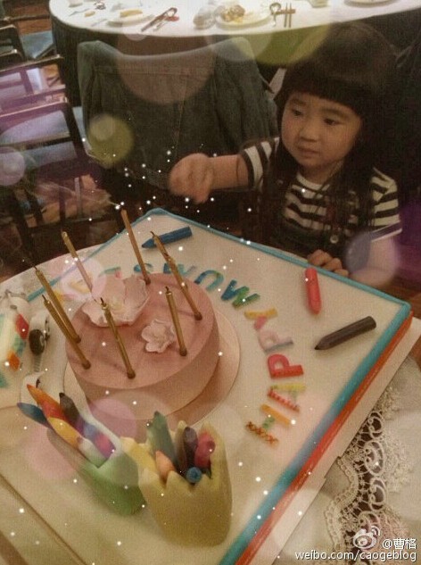 曹格与妻子补拍婚纱照 吴速玲为人母身材依旧 曹格与妻子补拍婚纱照 吴速玲为人母身材依旧