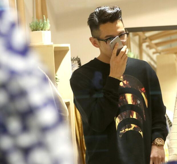 柯震东路遇粉丝亲切拥抱 独自撑伞跟老爸保持距离 柯震东路遇粉丝亲切拥抱 独自撑伞跟老爸保持距离