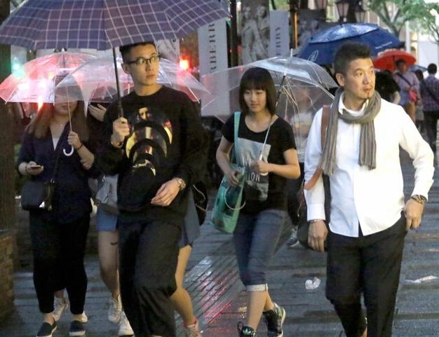 柯震东路遇粉丝亲切拥抱 独自撑伞跟老爸保持距离 柯震东路遇粉丝亲切拥抱 独自撑伞跟老爸保持距离