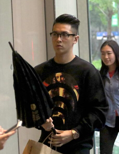 柯震东路遇粉丝亲切拥抱 独自撑伞跟老爸保持距离 柯震东路遇粉丝亲切拥抱 独自撑伞跟老爸保持距离