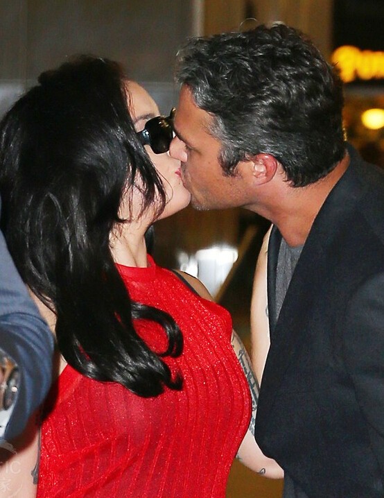 Gaga与未婚夫拥吻缠绵 难舍难分如胶似漆 Gaga与未婚夫拥吻缠绵 难舍难分如胶似漆