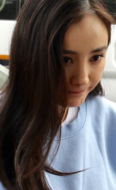 杨幂为“不雅视频”事件报案 表情严肃脸上长青春痘 杨幂为“不雅视频”事件报案 表情严肃脸上长青春痘
