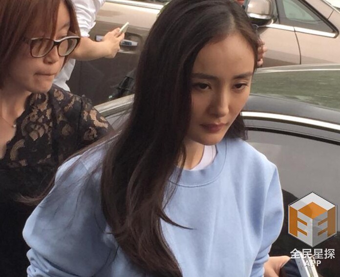 杨幂为“不雅视频”事件报案 表情严肃脸上长青春痘 杨幂为“不雅视频”事件报案 表情严肃脸上长青春痘
