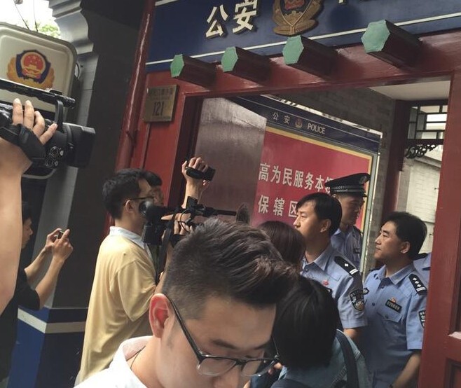 杨幂为“不雅视频”事件报案 表情严肃脸上长青春痘 杨幂为“不雅视频”事件报案 表情严肃脸上长青春痘